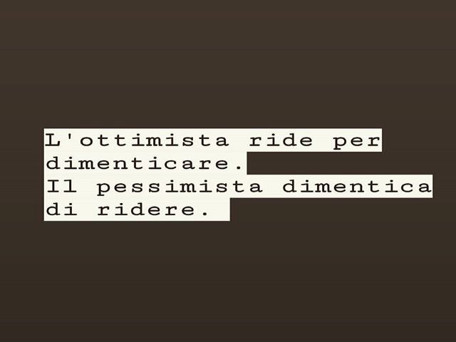 L'ottimista ride per dimenticare. Il pessimista dimentica di ridere.