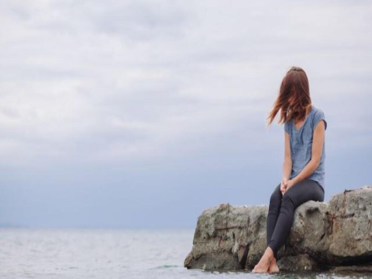 Immagini e aforismi sulla solitudine: 200 tra pensieri, poesie, e frasi sull'essere soli - 