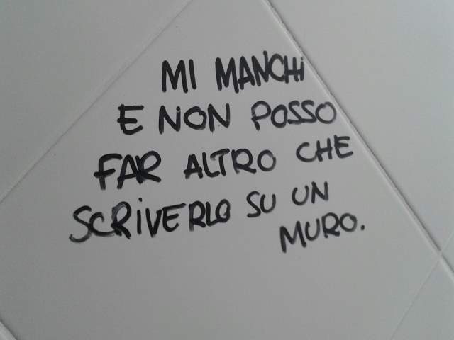Mi manchi e non posso far altro che scriverlo su un muro.