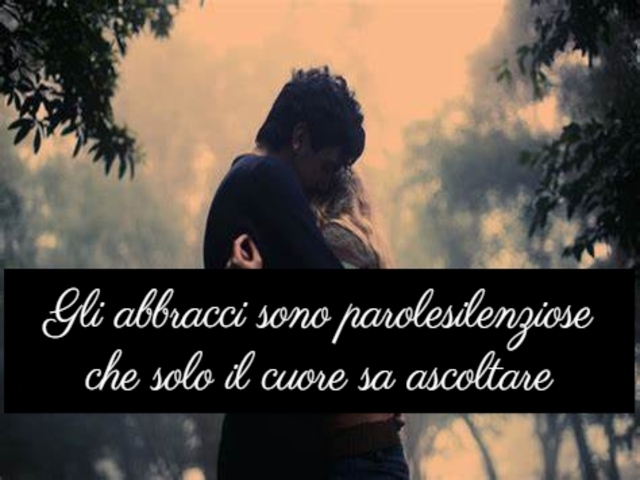 Gli abbracci sono parole silenziose che solo il cuore sa ascoltare.