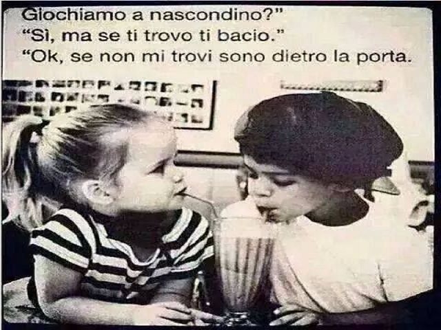 Giochiamo a nascondino? Sì, ma se ti trovo ti bacio. Ok, se non mi trovi sono dietro la porta.