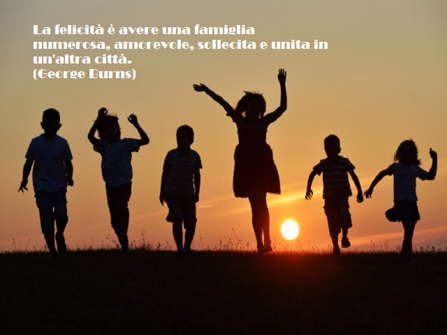 La felicità è avere una famiglia numerosa, amorevole, sollecita e unita in un'altra città. (George Burns)
