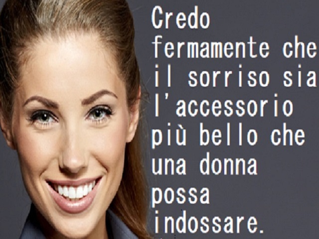 Credo fermamente che il sorriso sia l'accessorio più bello che una donna possa indossare.