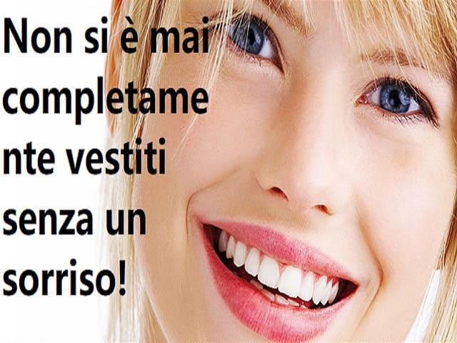 Non si è mai completamente vestiti senza un sorriso!