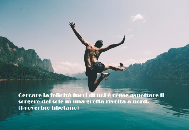 Cercare la felicità fuori di noi è come aspettare il sorgere del sole in una grotta rivolta a nord. (Proverbio tibetano)