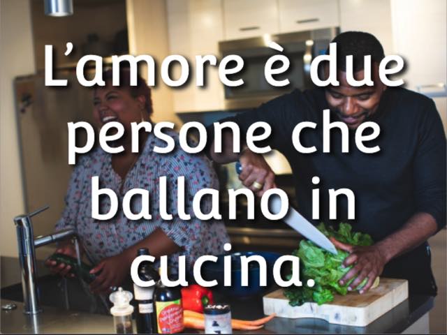 L’amore è due persone che ballano in cucina.