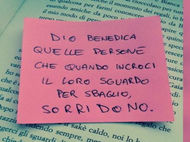 Dio benedica quelle persone che quando incroci il loro sguardo per sbaglio, sorridono.