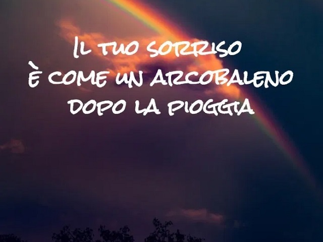 Il tuo sorriso è come un arcobaleno dopo la pioggia.