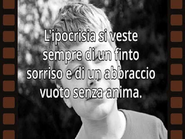 L'ipocrisia si veste sempre di un fitto sorriso e di un abbraccio vuoto senza anima.