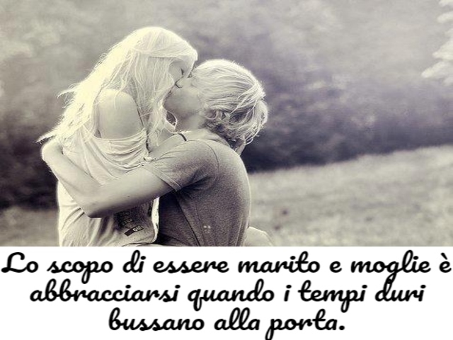 Lo scopo di essere marito e moglie è abbracciarsi quando i tempi duri bussano alla porta.