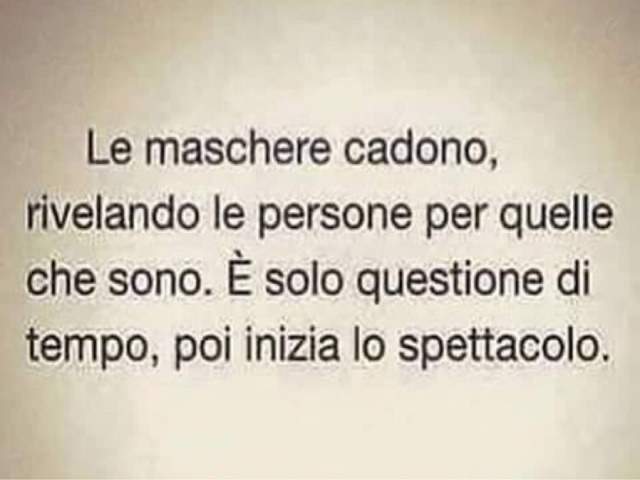Le maschere cadono, rivelando le persone per quelle che sono. È solo questione di tempo, poi inizia lo spettacolo.