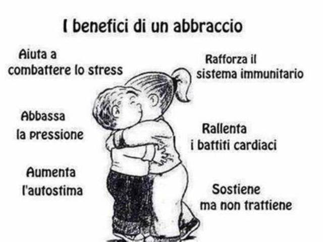 I benefici di un abbraccio:rafforza il sistema immunitario, aiuta a combattere lo stress, abbassa la pressione, rallenta i battiti cardiaci, sostiene ma non trattiene, aumenta l'autostima.