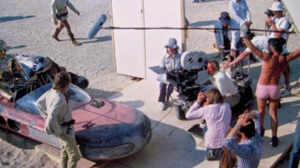 Star Wars: morto Ken Nightingall, il mitico microfonista in pantaloncini rosa - Il mitico "Pink Shorts Boom Guy" all'opera.
Da: comicbook