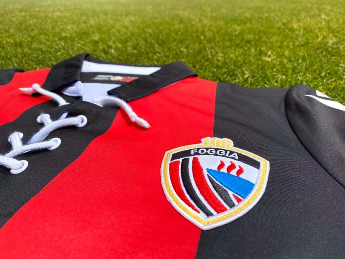 Calcio Foggia, presentata la maglia del centenario tra passione e fascino - 