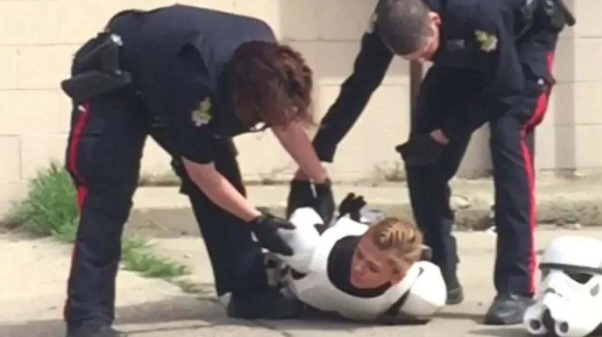 Ragazza vestita da stormtrooper viene atterrata dalla polizia canadese (video) - La ragazza vestita da stormtrooper.
Da: CBC