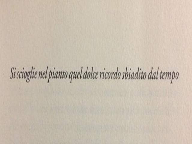 Si scioglie nel passato quel dolce ricordo sbiadito dal tempo.