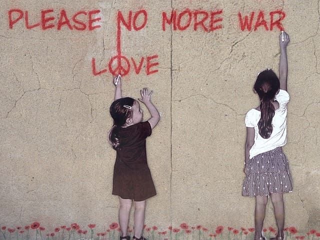 Please, no more war. Love.(Per favore, niente più guerra. Amore.)