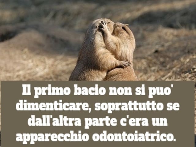 Il primo bacio non si può dimenticare, soprattutto se dall'altra parte c'era un apparecchio odontoiatrico.