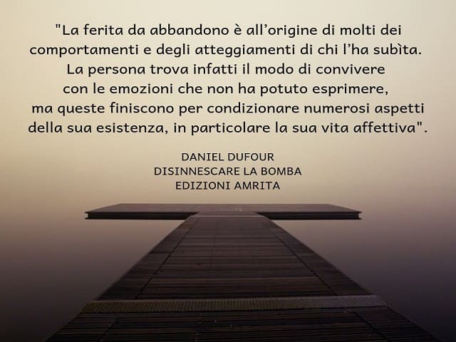 La ferita da abbandono è all'origine di molti dei comportamenti e degli atteggiamenti di chi l'ha subita. La persona trova infatti il modo di convivere con le emozioni che non ha potuto esprimere, ma queste finiscono per condizionare numerosi aspetti dell