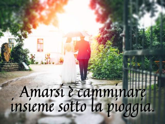 Amarsi è camminare insieme sotto la pioggia.