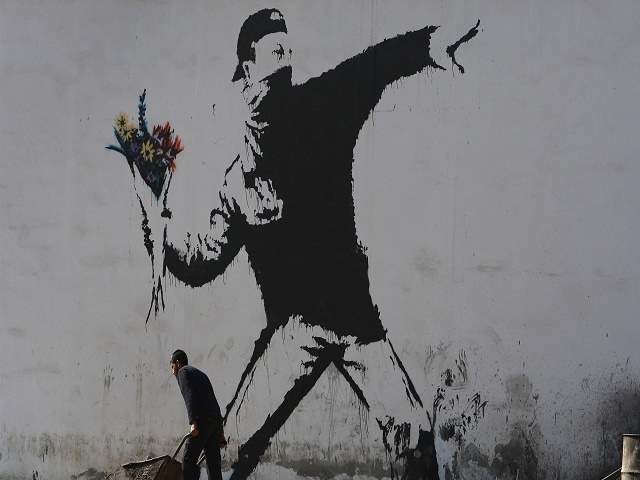 Banksy, "Il lanciatore di fiori", 2003