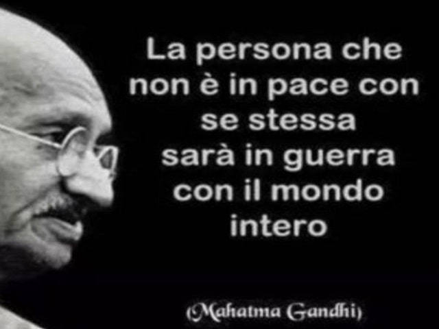 La persona che non è in pace con se stessa sarà in guerra con il mondo intero.(Mahatma Gandhi)