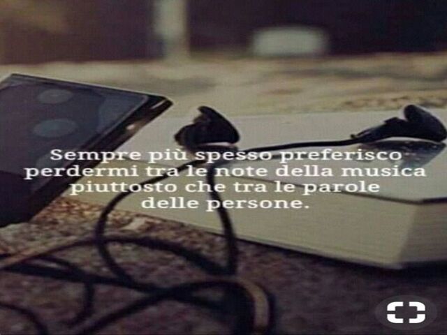 Sempre più spesso preferisco perdermi tra le note della musica piuttosto che tra le parole delle persone.