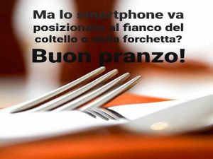 Ma lo smartphone va posizionato al fianco del coltello o della forchetta?Buon pranzo!