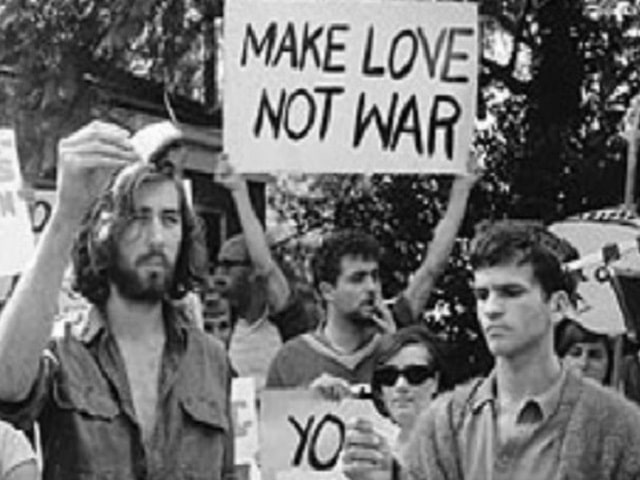 Make love, not war.(Fate l'amore, non la guerra.)
