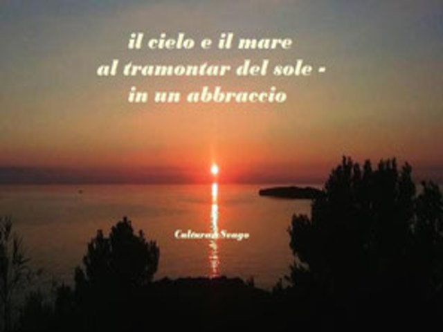 Il cielo e il mare al tramonti del sole in un abbraccio.