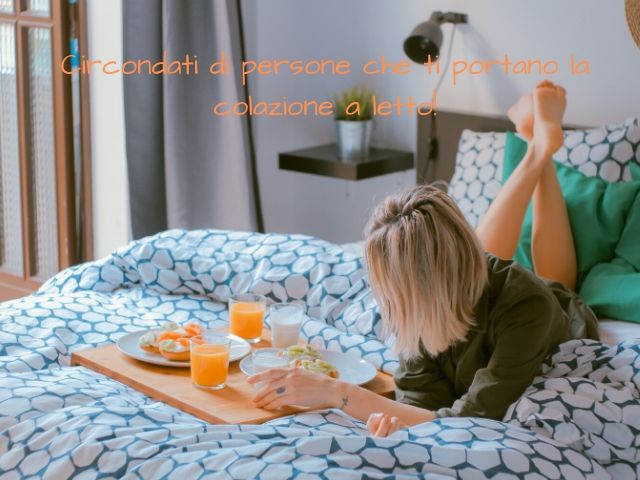 Circondati di persone che ti portano la colazione a letto!