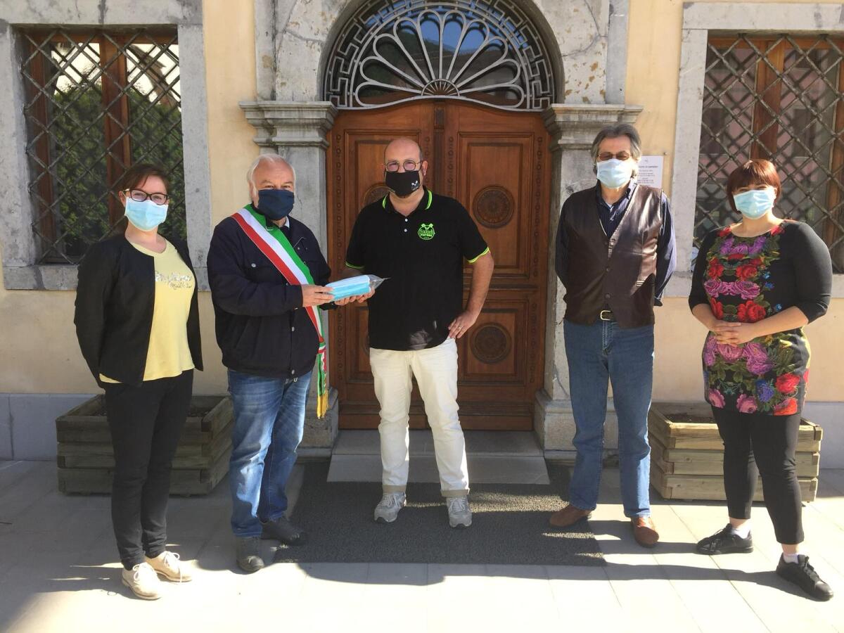 Carnia Pistons dona mascherine - 