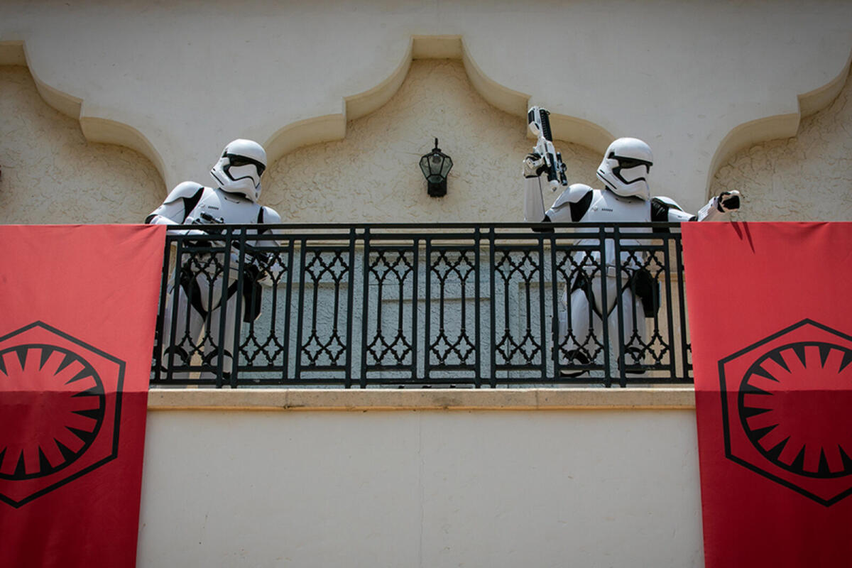 A Disney World gli stormtrooper fanno mantenere il distanziamento sociale (video) - Stormtrooper a Disney World