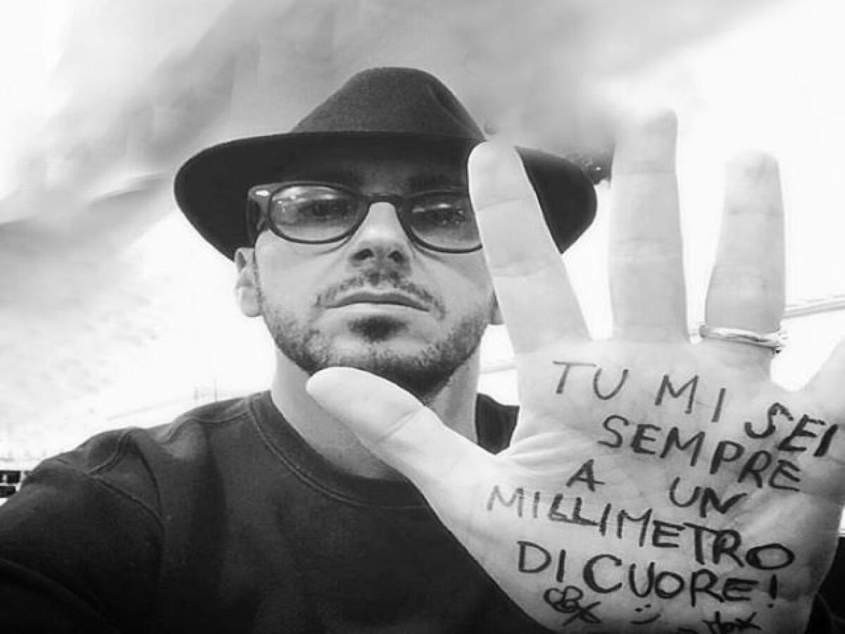Frasi di Massimo Bisotti: 186 immagini, aforismi e citazioni del famoso scrittore - Tu mi sei sempre a un millimetro di cuore.
(Massimo Bisotti)