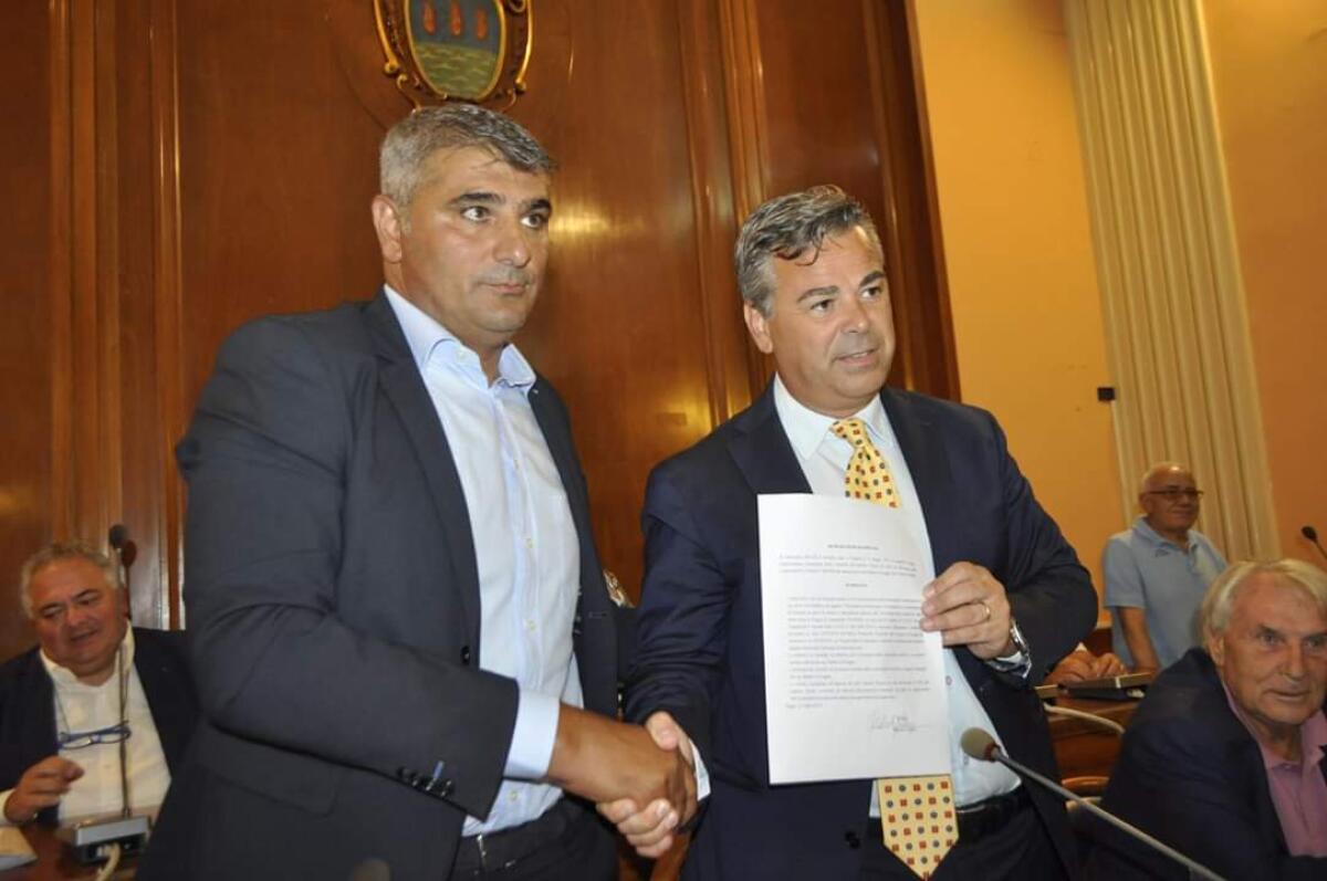 Felleca ai tifosi: "Amareggiato per le parole di Landella" - Roberto Felleca e il sindaco Franco Landella, crediti: pagina facebook del sindaco
