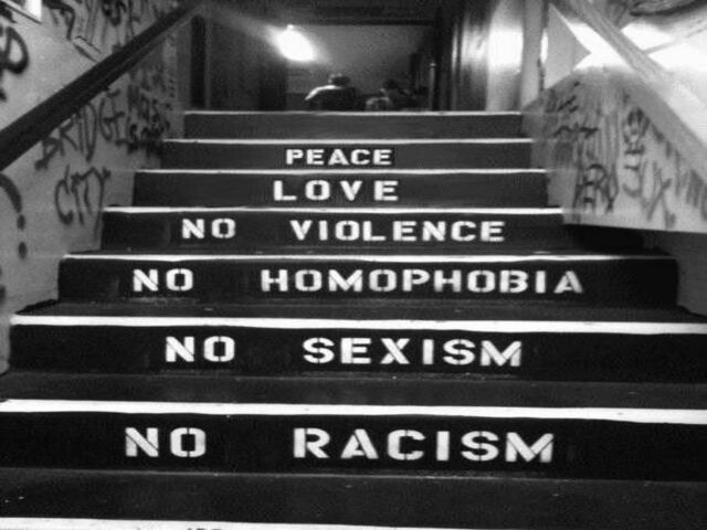 Peace (pace), love (amore), no violence (no alla violenza), no homophobia (no all'omofobia), no sexism (no al sessismo), no racism (no al razzismo).