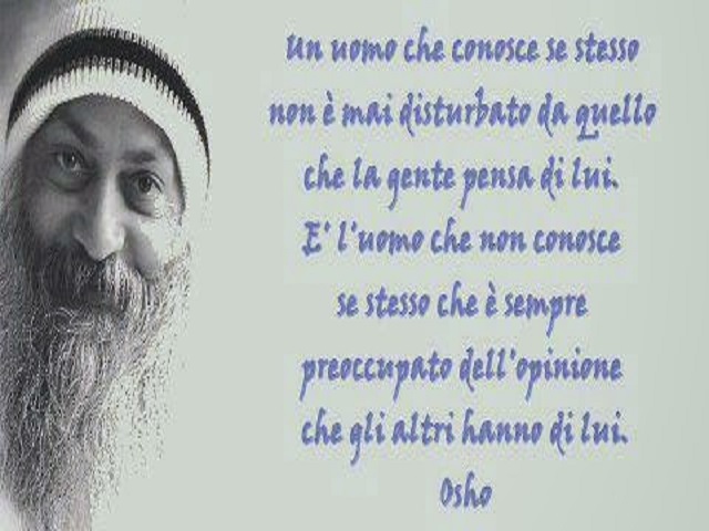 Un uomo che conosce sé stesso non è mai disturbato da quello che la gente pensa di lui. È l'uomo che non conosce sé stesso che è sempre preoccupato dell'opinione che gli altri hanno di lui.