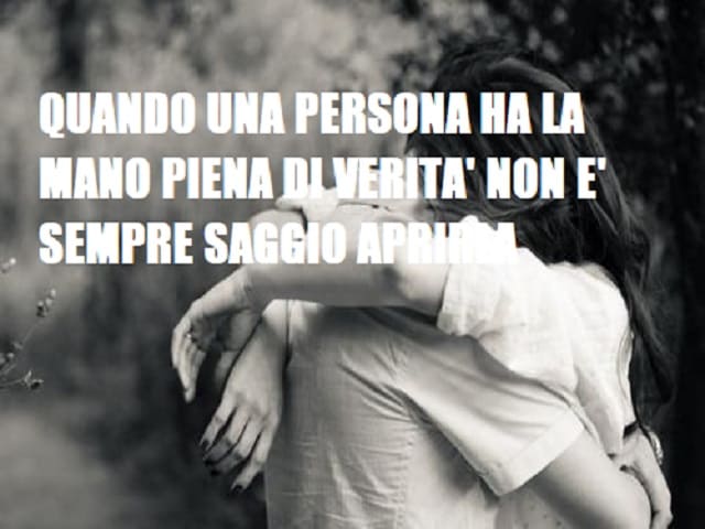 Quando una persona ha la mano piena di verità non è sempre saggio aprirla.