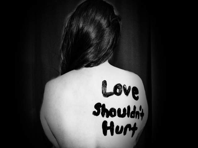 Love shouldn't hurt.L'amore non dovrebbe far male.