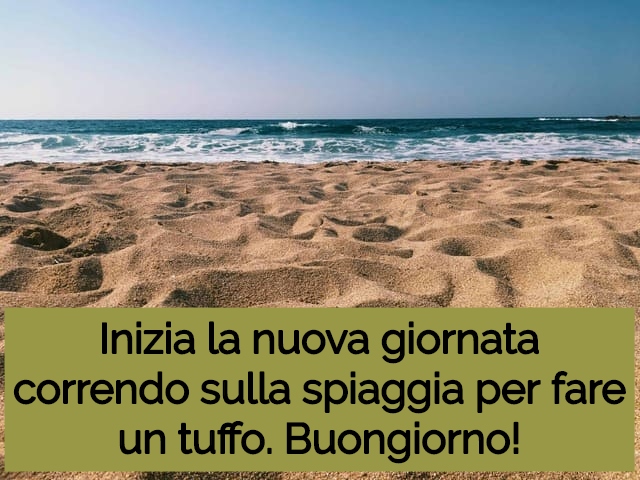 Inizia la nuova giornata correndo sulla spiaggia per fare un tuffo. Buongiorno!