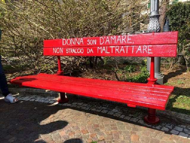 Donna son d'amare, non straccio da maltrattare.