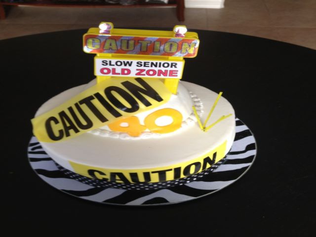 Caution. Slow senior. Old zone.(Attenzione. Zona dedicata agli anziani. Anziano lento)