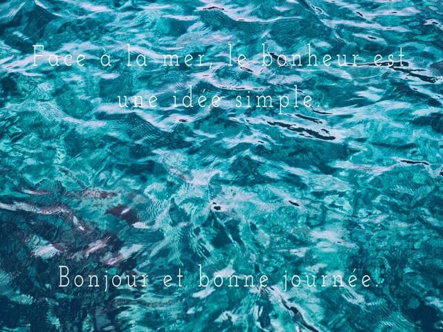 Face à la mer, le bonheur est une idée simple. Bonjour et Bonn journée. (Davanti al mare, la felicità è una cosa semplice. Buongiorno e buona giornata).