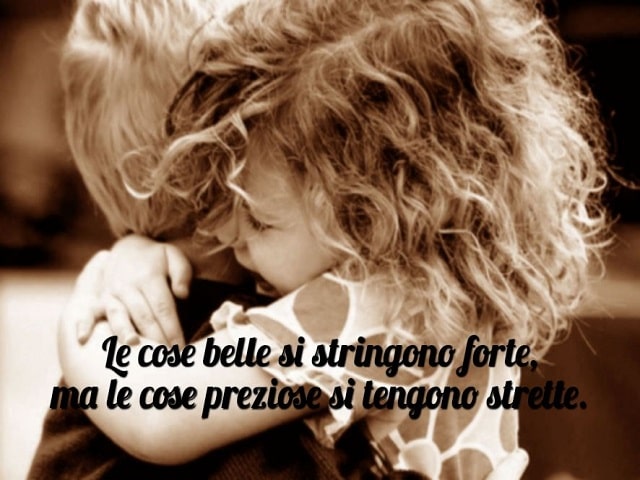 Le cose belle si stringono forte, ma le cose preziose si tengono strette.