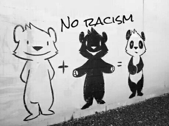 No racism (no al razzismo).