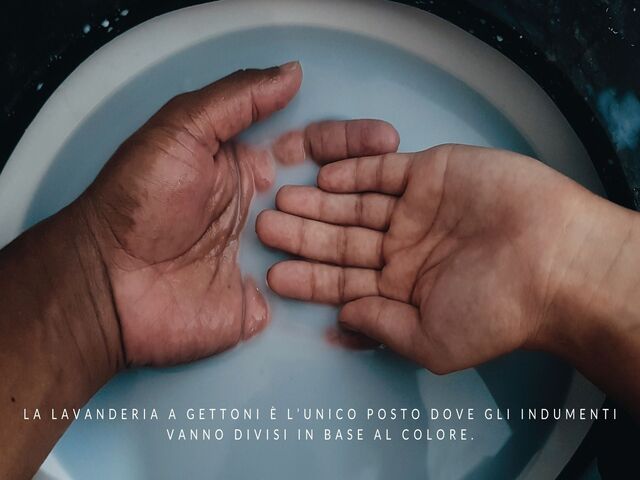 La lavanderia a gettoni è l'unico posto dove gli indumenti vanno divisi in base al colore.