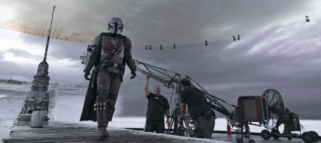 Un'immagine del backstage, con dietro lo schermo a LED.Fonte: Slashfilm