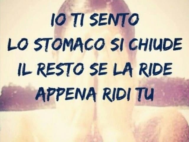 Io ti sento lo stomaco si chiude il resto se la ride appena arrivi tu.(da Ti sento)