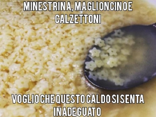 Minestrina, maglioncino e calzettoni.Voglio che questo caldo si senta inadeguato.