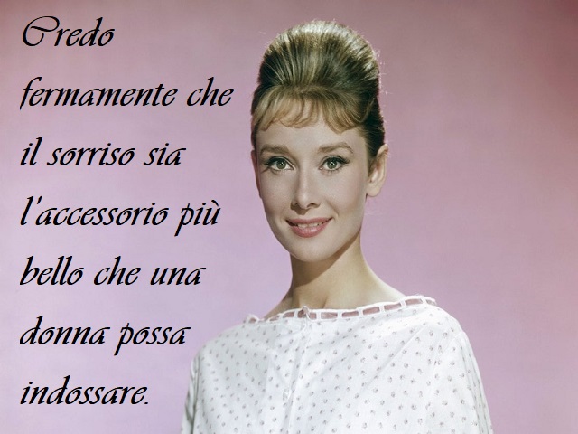 Credo fermamente che il sorriso sia l'accessorio più bello che una donna possa indossare.